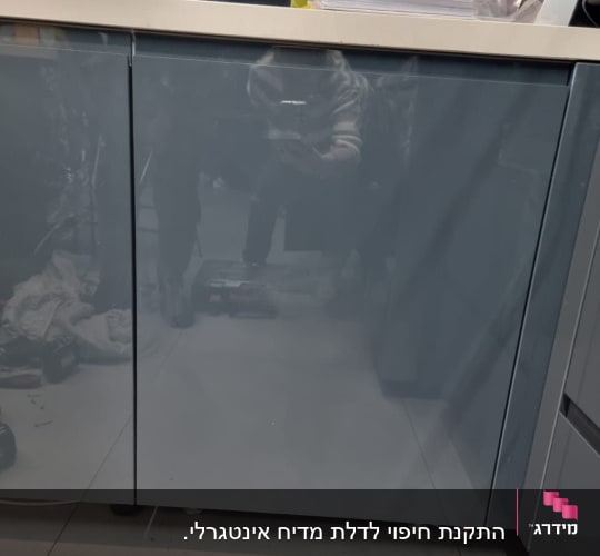 ארון מטבח עם דלתות כחולות ומשטח עבודה